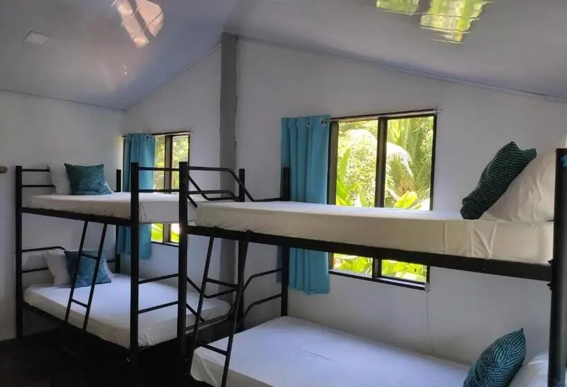 Vuode Makuusalissa, Uvita Pirates Hostel