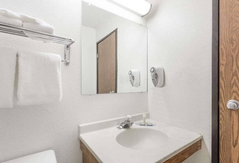 带2个双人床的标准工作室, Super 8 By Wyndham Hampton