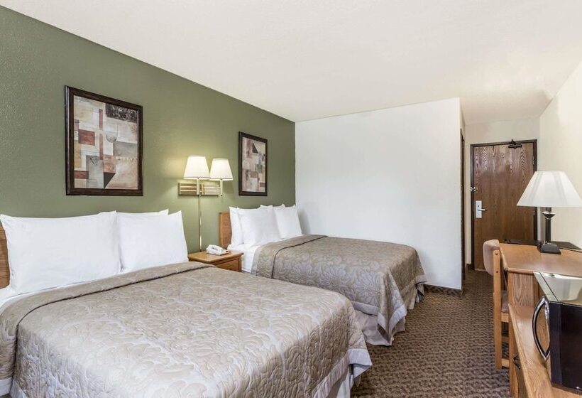 带2个双人床的标准工作室, Super 8 By Wyndham Hampton