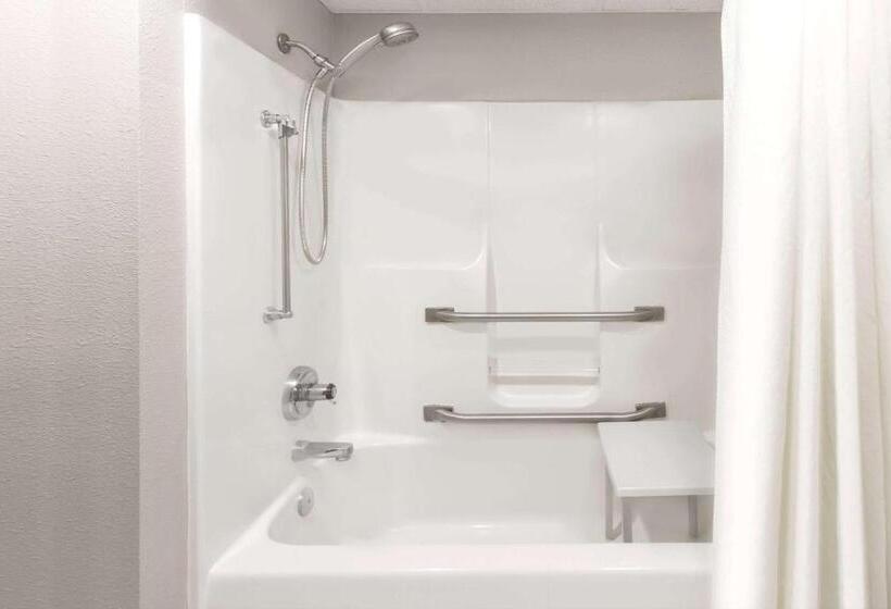 חדר סטנדרט מותאם לאדם עם מוגבלויות, Super 8 By Wyndham Plymouth