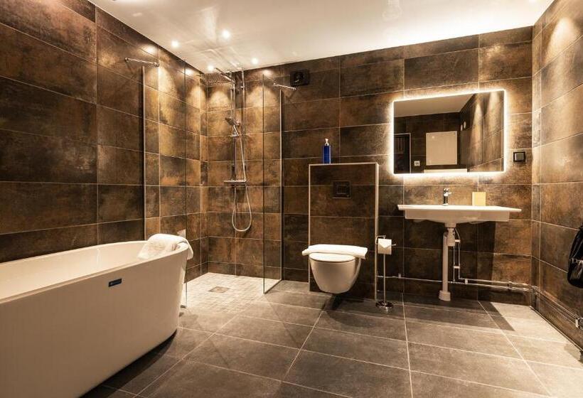 חדר משפחתי, Arctic Bath