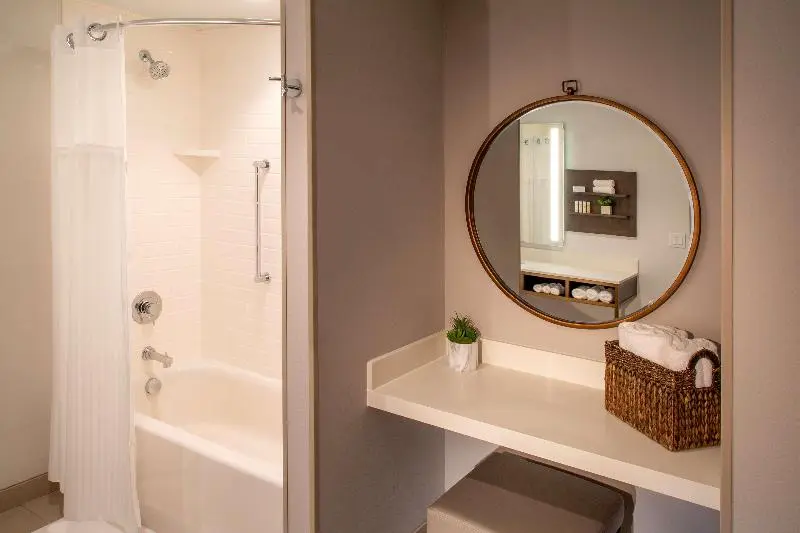 キングサイズベッドのジュニアスイート, Hilton Garden Inn Redmond Seattle