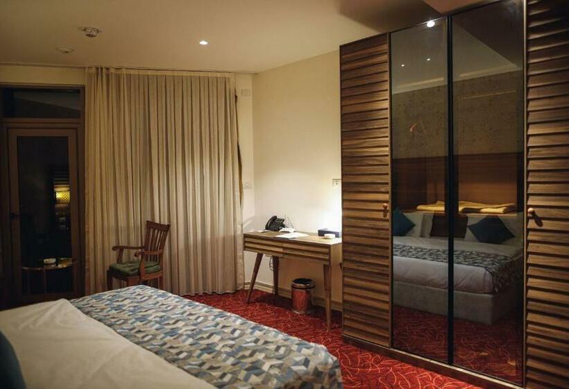 سوئیت با بالکن, Yaldiz Palace