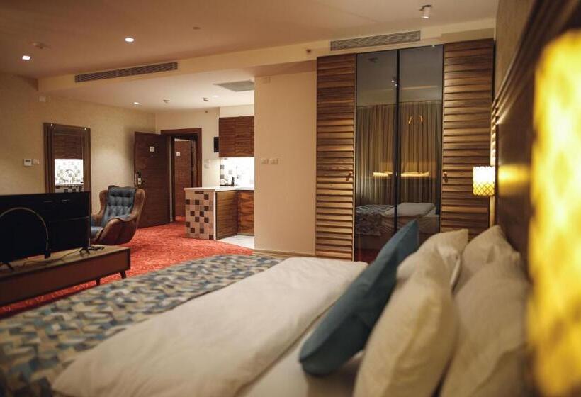 سوییت جونیور, Yaldiz Palace