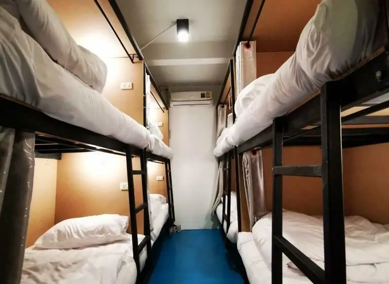 تختخواب در اتاق مشترک, D Luck Hostel