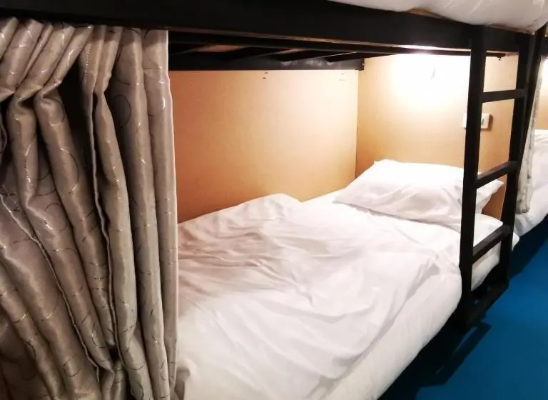 تختخواب در اتاق مشترک, D Luck Hostel
