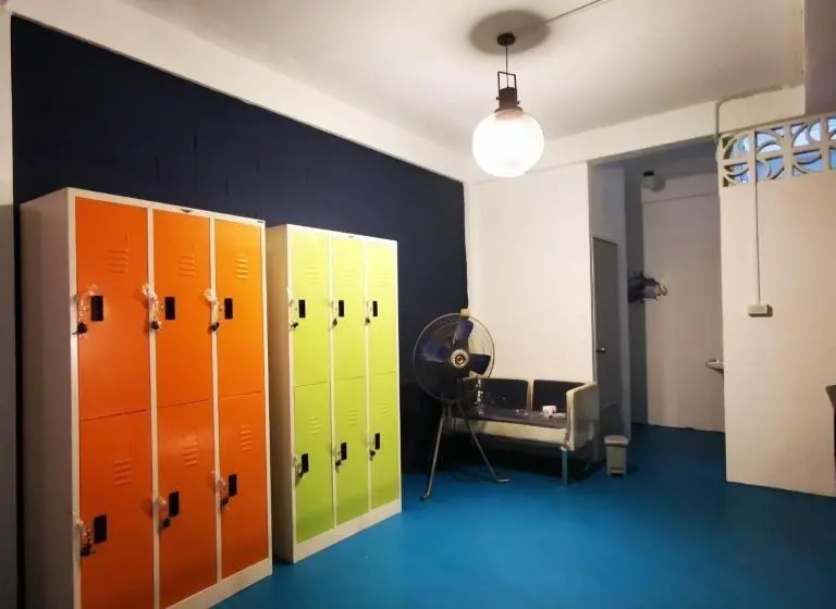 تختخواب در اتاق مشترک, D Luck Hostel
