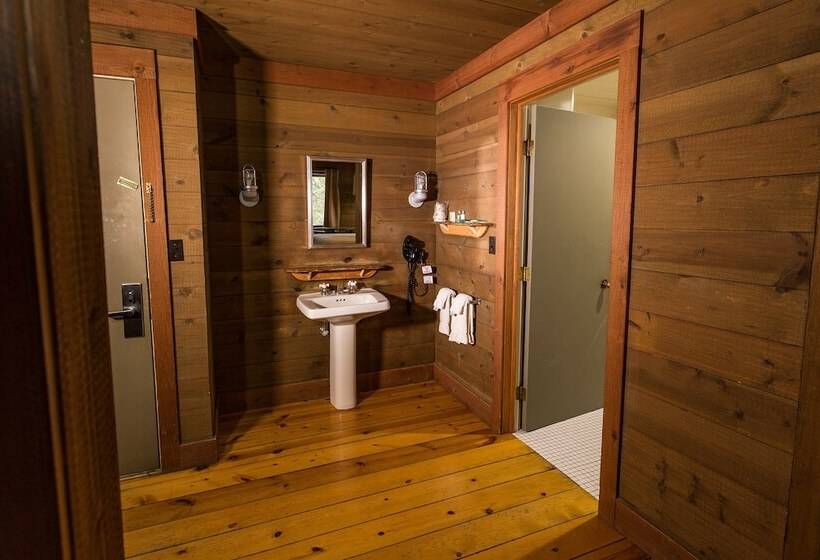 带大床的标准间, Drummond Island Resort & Conference Center