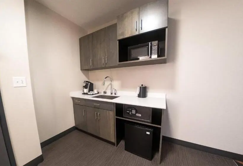 キングサイズベッドのスイートルーム, Holiday Inn & Suites Philadelphia W   Drexel Hill, An Ihg