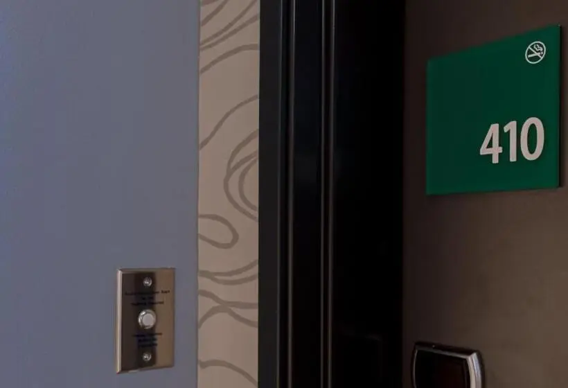 身障者適用キングサイズベッドルーム, Holiday Inn & Suites Philadelphia W   Drexel Hill, An Ihg