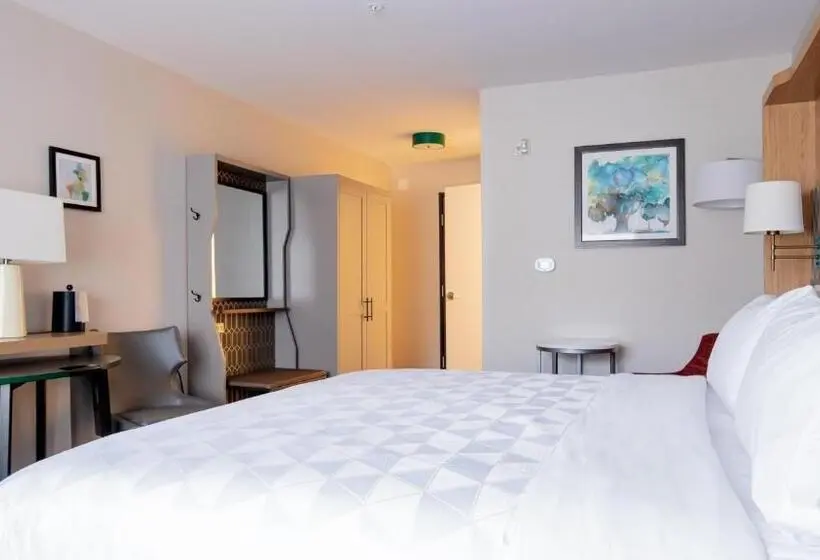 身障者適用キングサイズベッドルーム, Holiday Inn & Suites Philadelphia W   Drexel Hill, An Ihg