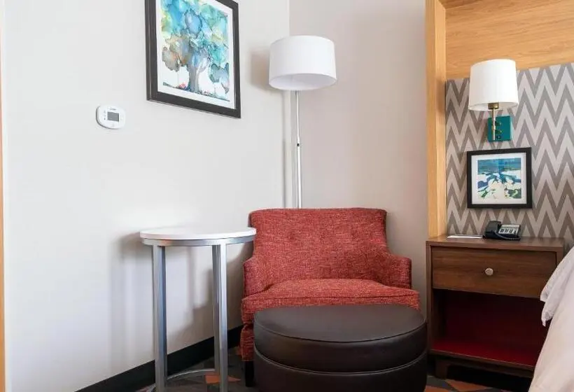 身障者適用キングサイズベッドルーム, Holiday Inn & Suites Philadelphia W   Drexel Hill, An Ihg