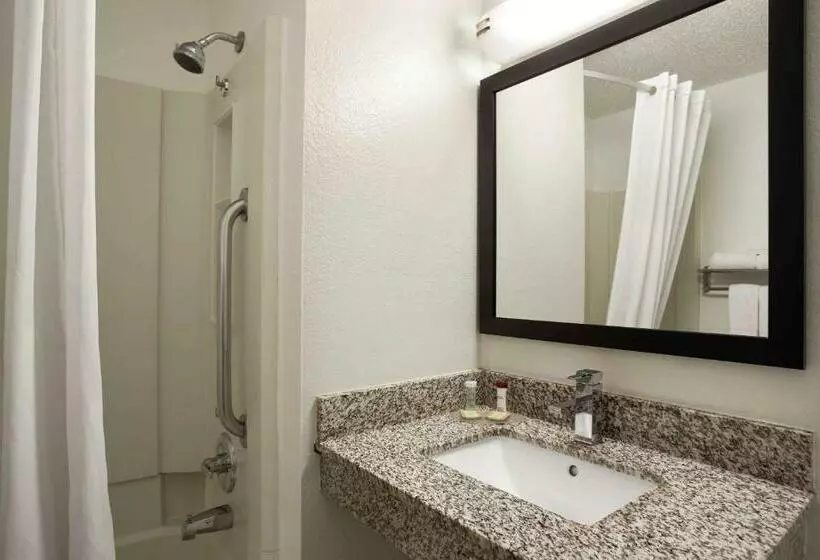 اتاق استاندارد, Super 8 By Wyndham Cedar Rapids