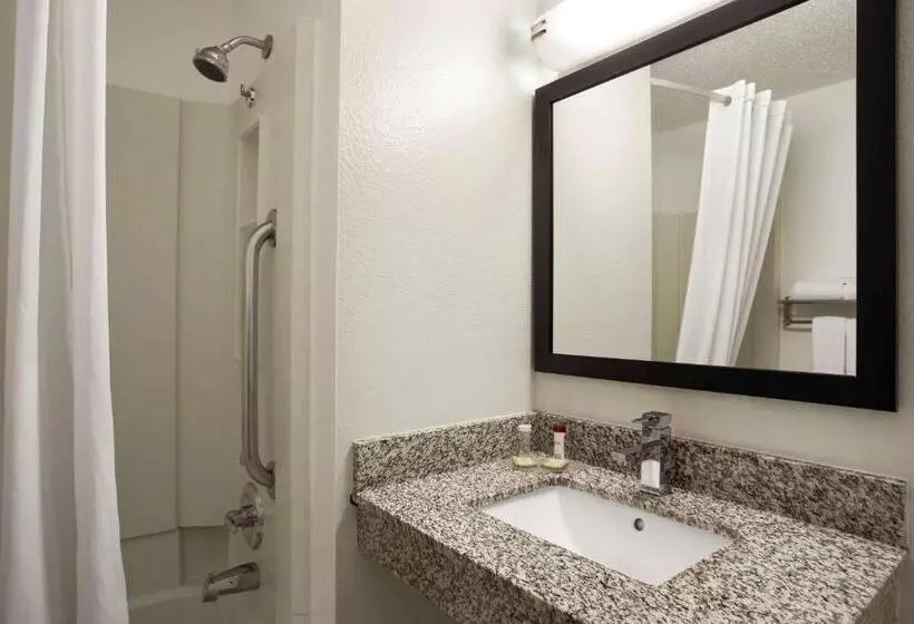 Deluxe Suite King Bed, Super 8 By Wyndham Cedar Rapids