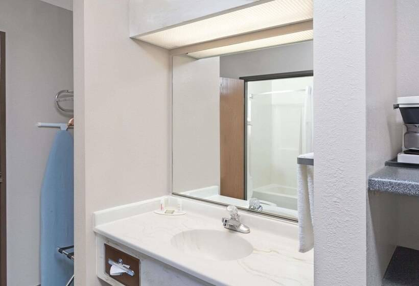 اتاق استاندارد با 2 تخت دوبل, Super 8 By Wyndham Chicago O'hare Airport