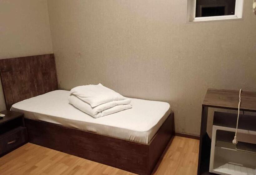 اتاق استاندارد یک نفره, Soprano Guest House