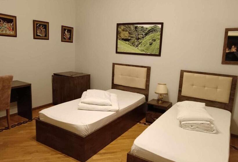 اتاق لوکس, Soprano Guest House