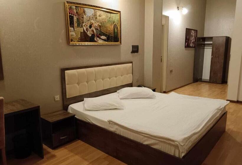 اتاق خانوادگی, Soprano Guest House