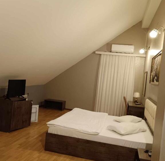 اتاق خانوادگی, Soprano Guest House