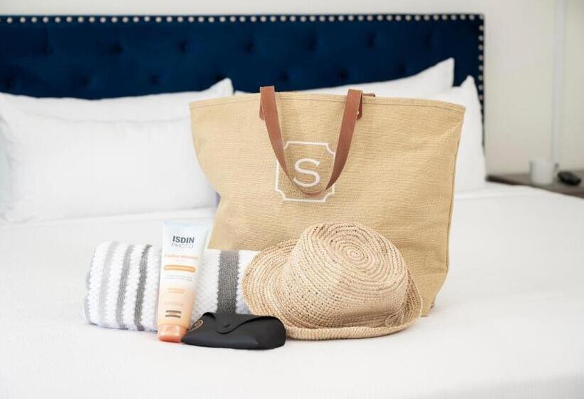 غرفه قياسيه سريرين مزدوجين, Endless Dunes, A Modern Motel