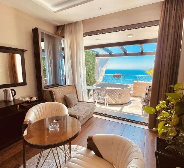 اتاق لوکس با بالکن و چشم‌انداز دریا, Padam Hotel & Spa