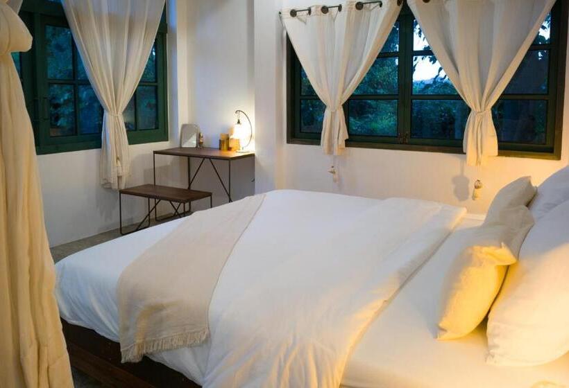 Standard-studio Parveke, Big Tree Boutique