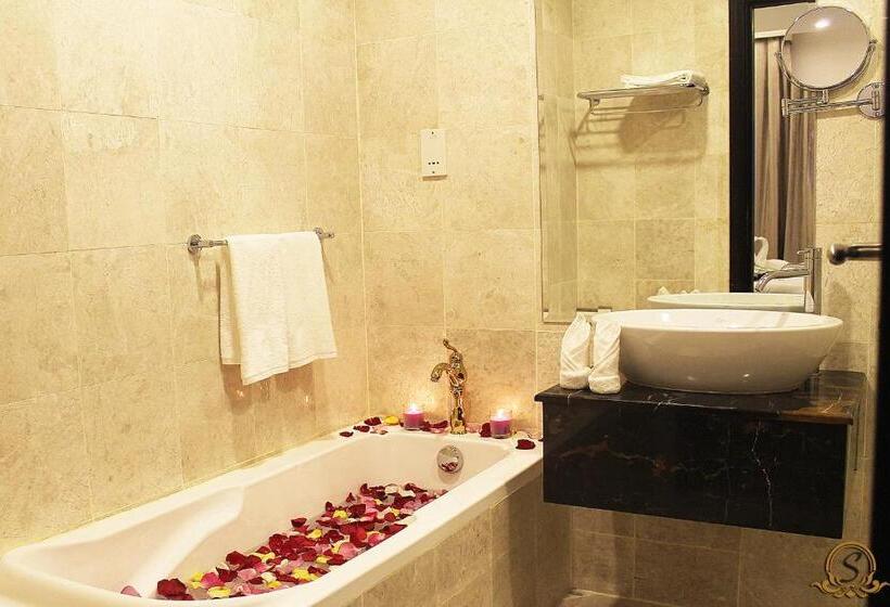 سوییت جونیور, Saraya Palace