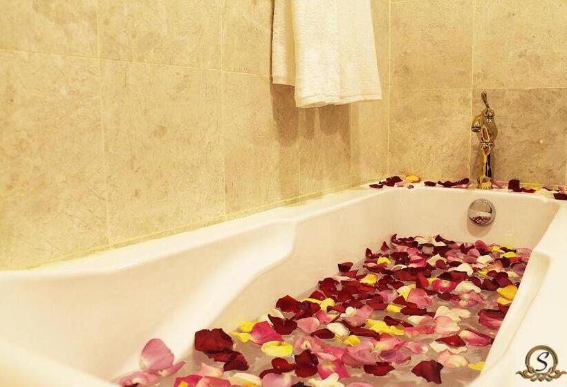 سوییت جونیور, Saraya Palace