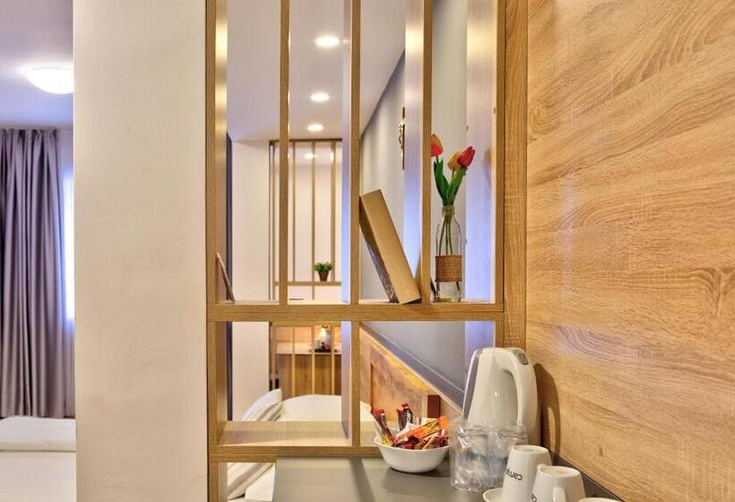 اتاق لوکس خانوادگی, Dompes