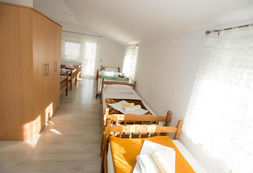 اتاق خانوادگی, Rooms Ivana