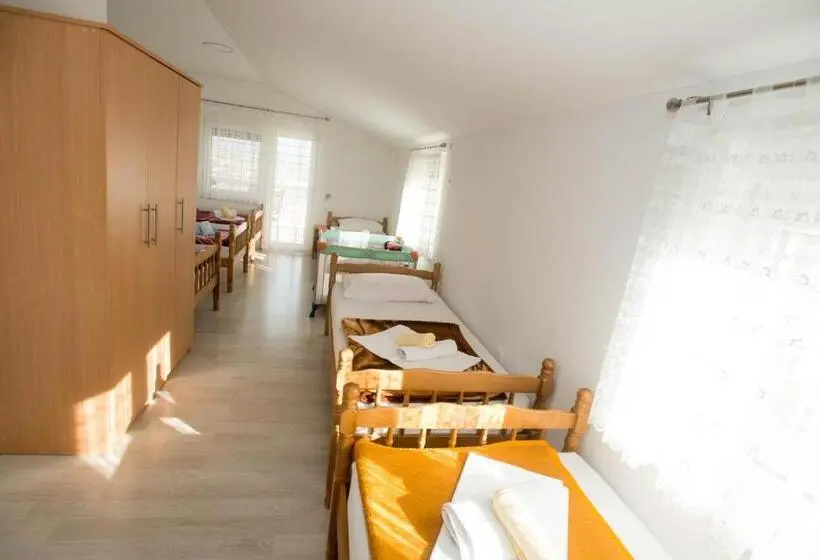 اتاق خانوادگی, Rooms Ivana