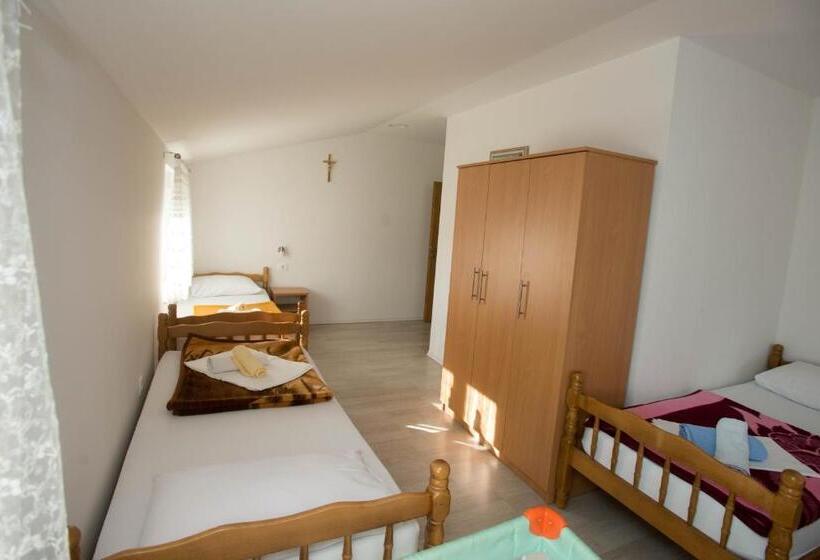 اتاق خانوادگی, Rooms Ivana