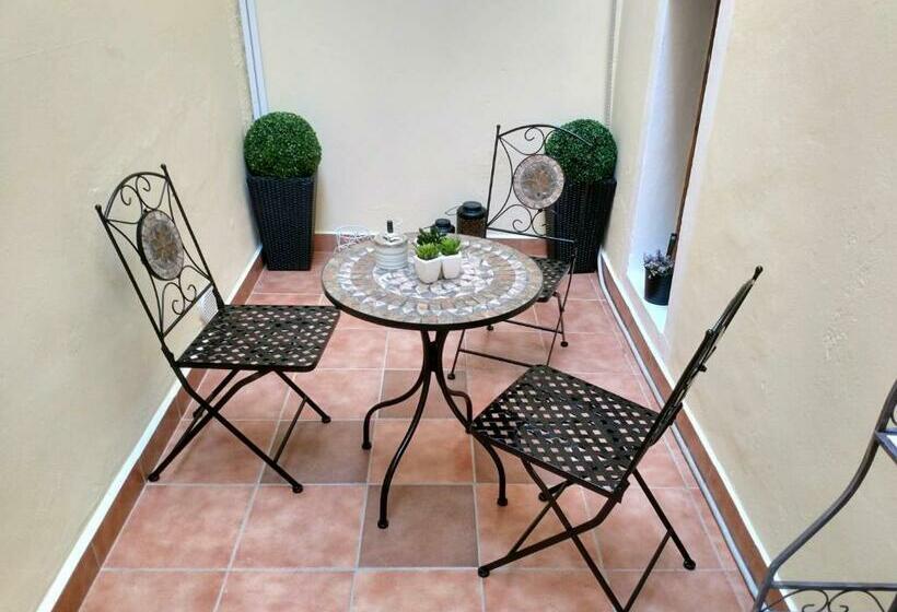 اتاق استاندارد سه نفره, Phiros B&b