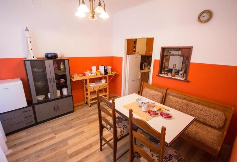 اتاق استاندارد سه نفره, Phiros B&b