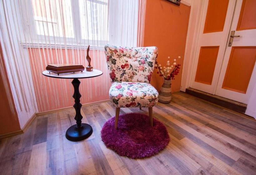 اتاق استاندارد سه نفره, Phiros B&b