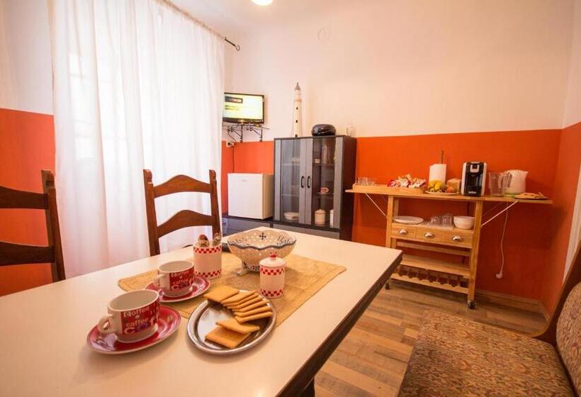 اتاق استاندارد سه نفره, Phiros B&b