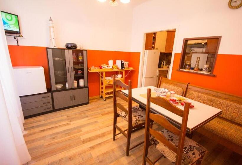 اتاق استاندارد سه نفره, Phiros B&b