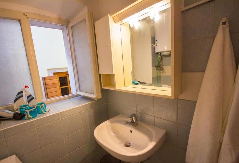 اتاق استاندارد سه نفره, Phiros B&b