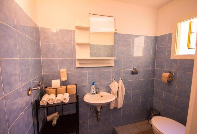 اتاق استاندارد سه نفره, Phiros B&b