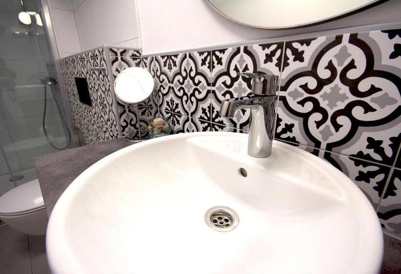 اتاق استاندارد, Phiros B&b
