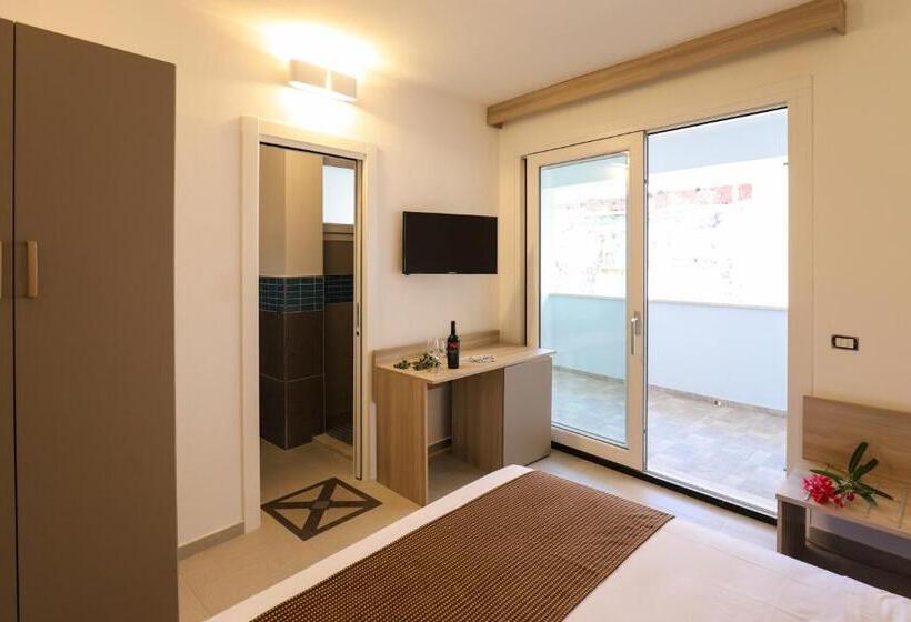 三人经典房间, The Square Castelsardo