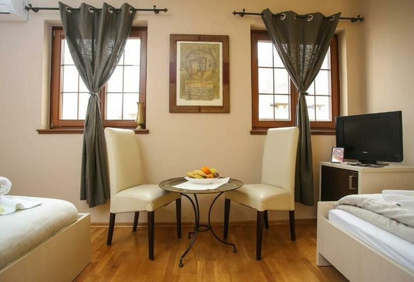 اتاق استاندارد سه نفره, Emen