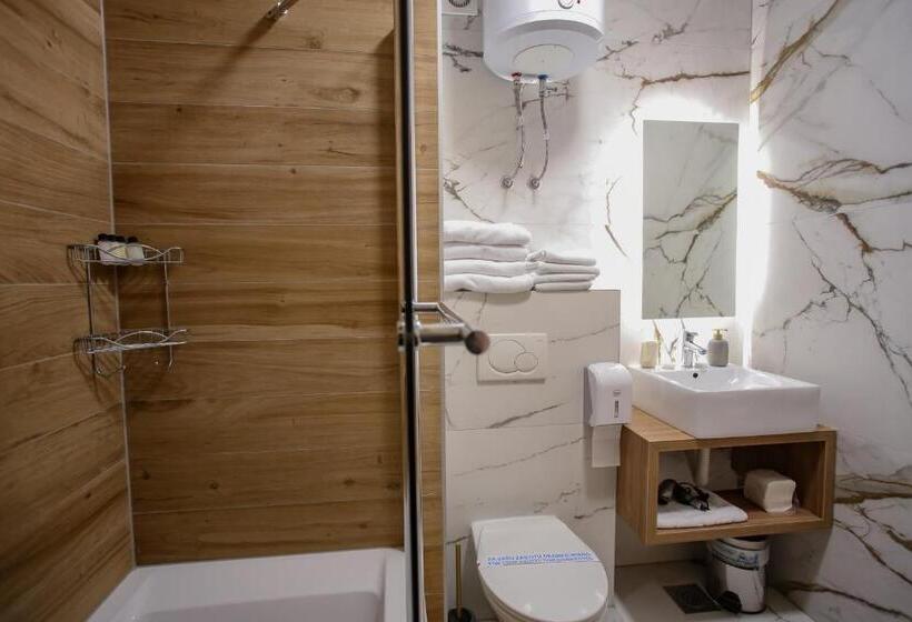 اتاق لوکس خانوادگی, Emen