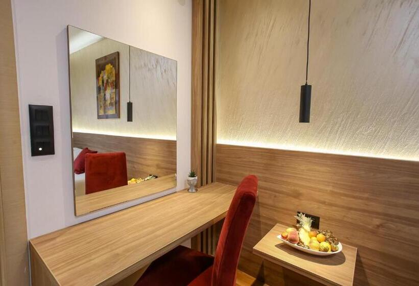 اتاق لوکس خانوادگی, Emen