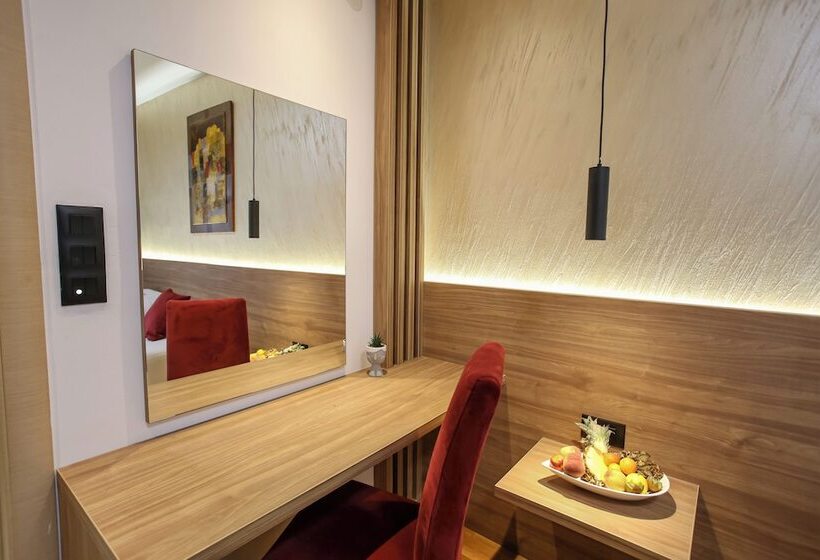 اتاق لوکس خانوادگی, Emen