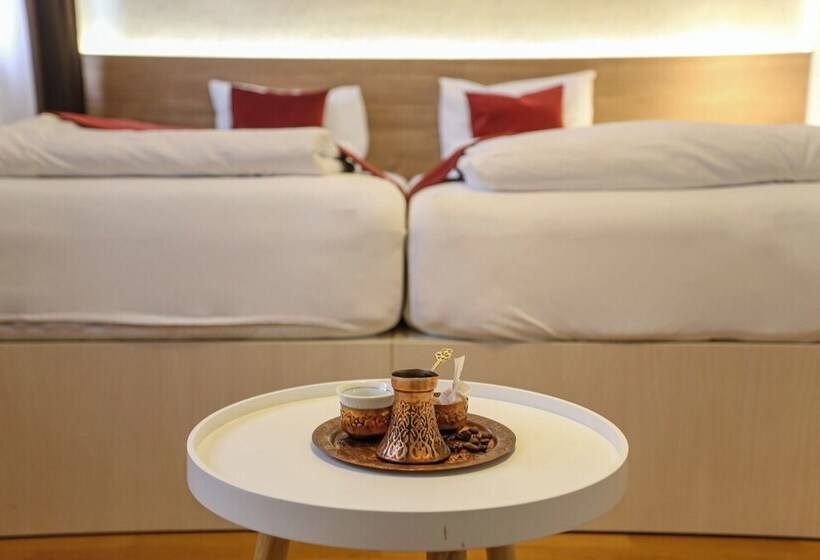 اتاق لوکس خانوادگی, Emen