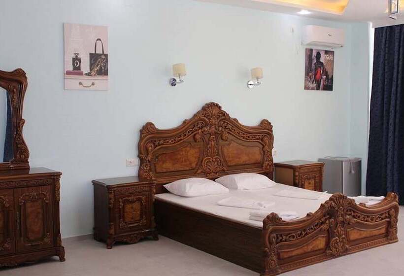 اتاق لوکس, Nine Brothers