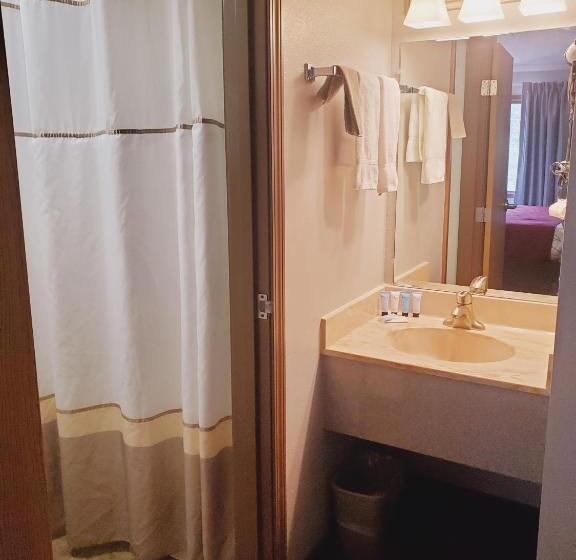 חדר סטנדרט עם מיטת קינג, Blackstone Lodge And Suites