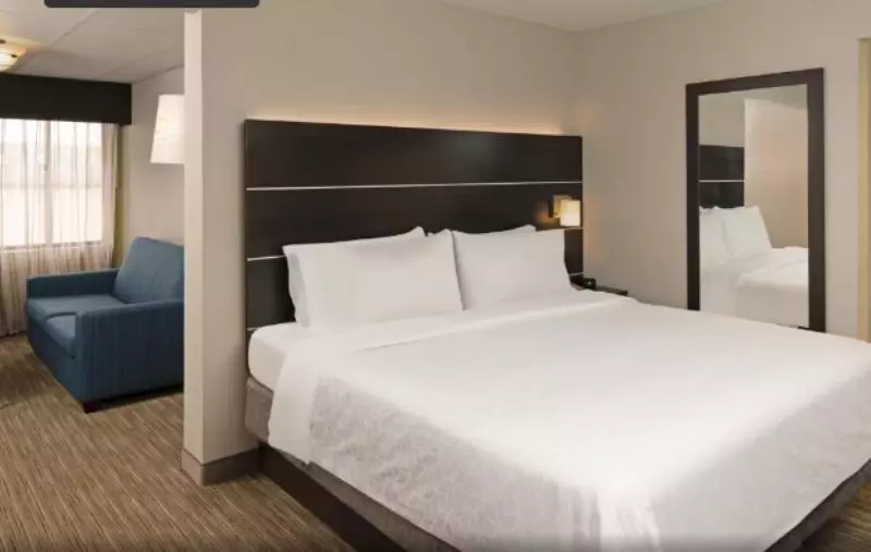 キングサイズベッドのスイートルーム, Holiday Inn Express Rochester   Greece, An Ihg