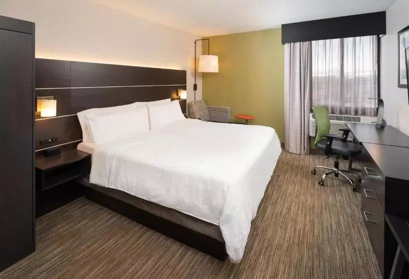 キングサイズベッドのスタンダードルーム, Holiday Inn Express Rochester   Greece, An Ihg